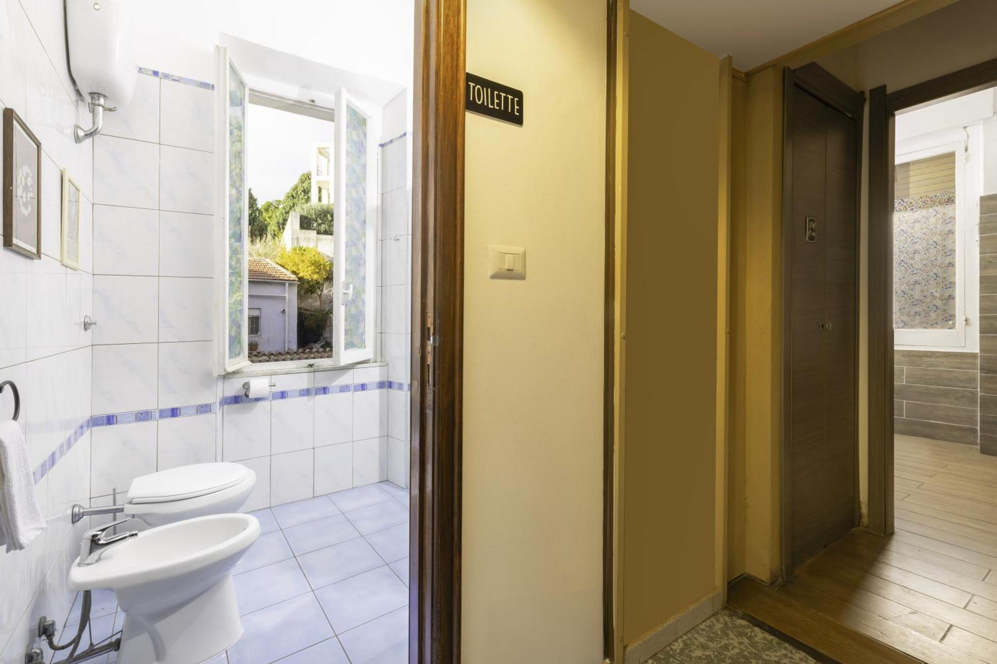 Kalie Rooms Guest House Cagliari Bagian luar foto