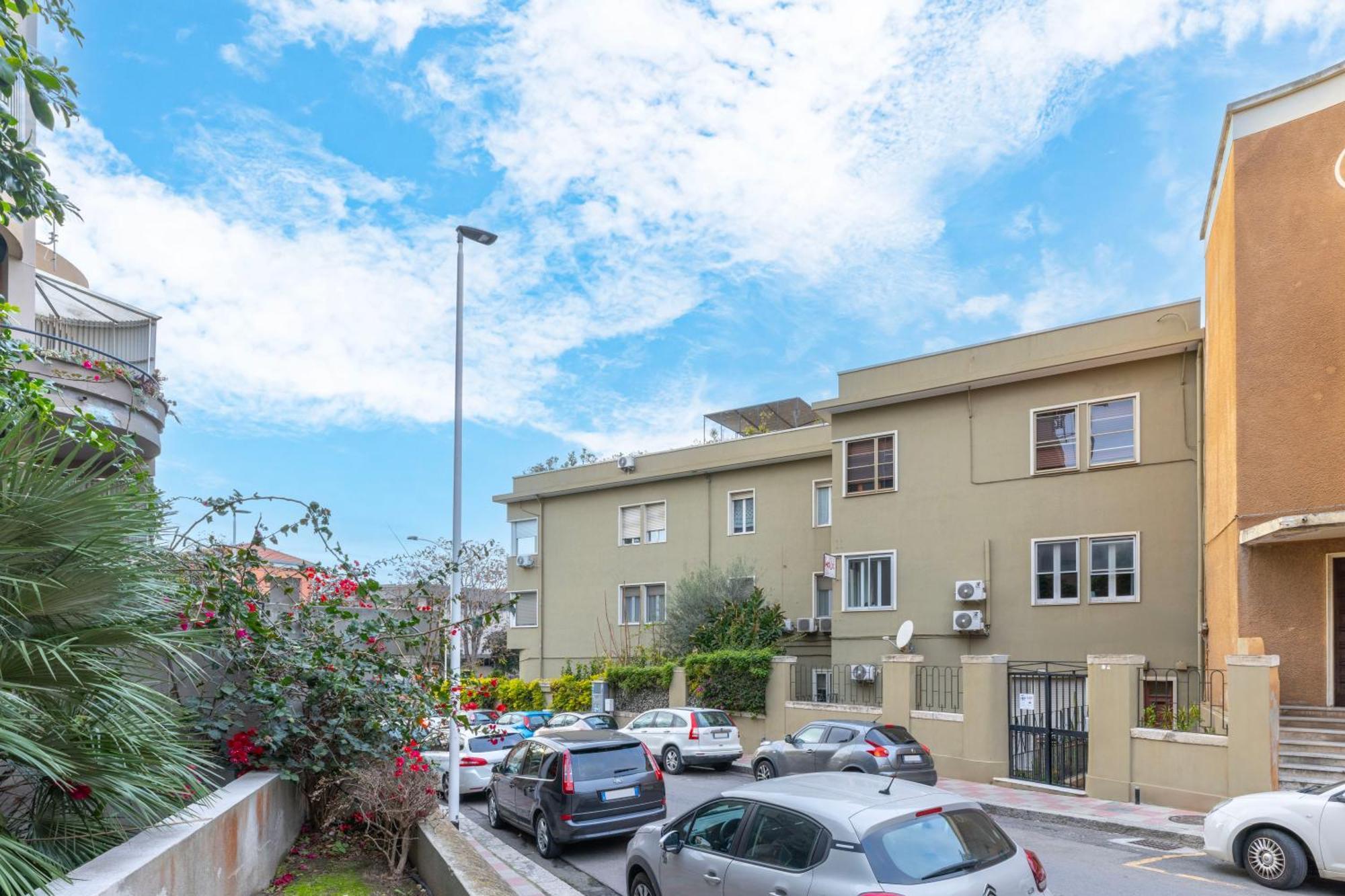 Kalie Rooms Guest House Cagliari Bagian luar foto
